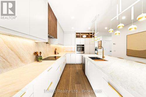 1140 Ogden Avenue, Mississauga, ON - Indoor Photo Showing Kitchen With Upgraded Kitchen