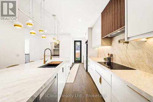 1140 Ogden Avenue, Mississauga, ON - Indoor Photo Showing Kitchen With Double Sink With Upgraded Kitchen