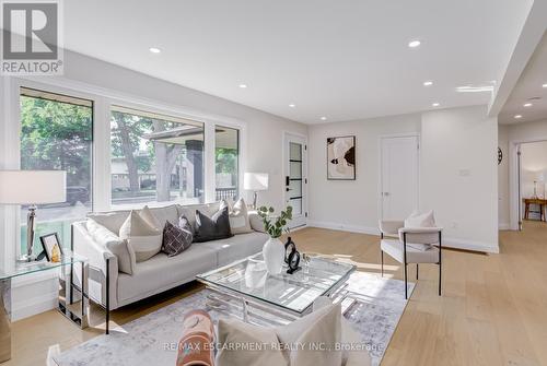 13 Skyland Drive, Hamilton, ON - Indoor Photo Showing Living Room