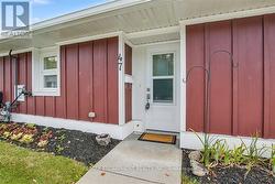 47 SZOLLOSY CIRCLE  Hamilton, ON L9B 1T8