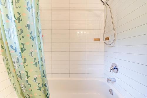 184 Snowsell Street, Kelowna, BC - Indoor Photo Showing Bathroom