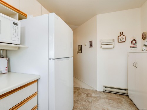 301-2354 Brethour Ave, Sidney, BC - Indoor Photo Showing Kitchen