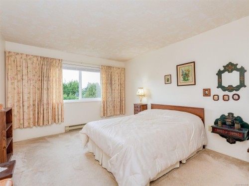 301-2354 Brethour Ave, Sidney, BC - Indoor Photo Showing Bedroom