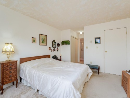 301-2354 Brethour Ave, Sidney, BC - Indoor Photo Showing Bedroom