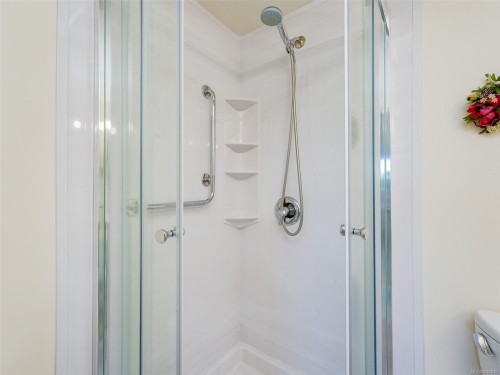 301-2354 Brethour Ave, Sidney, BC - Indoor Photo Showing Bathroom