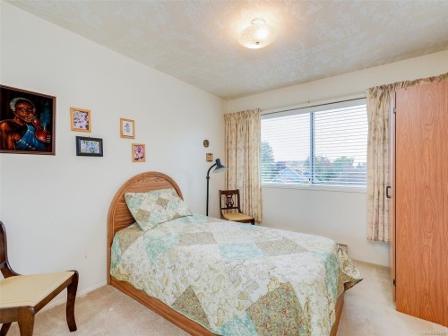 301-2354 Brethour Ave, Sidney, BC - Indoor Photo Showing Bedroom