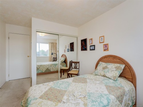 301-2354 Brethour Ave, Sidney, BC - Indoor Photo Showing Bedroom