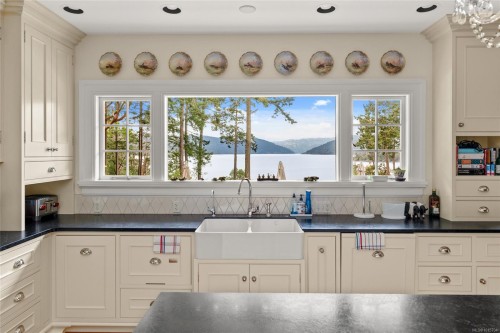 605 Senanus Dr, Central Saanich, BC 