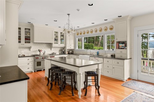 605 Senanus Dr, Central Saanich, BC 