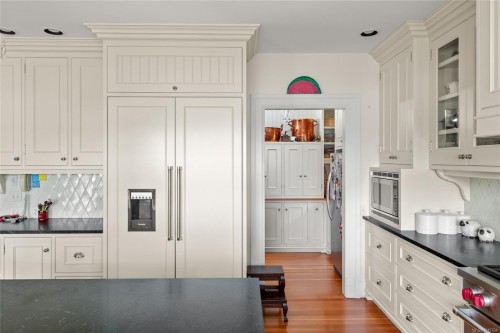 605 Senanus Dr, Central Saanich, BC 