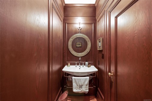 605 Senanus Dr, Central Saanich, BC 