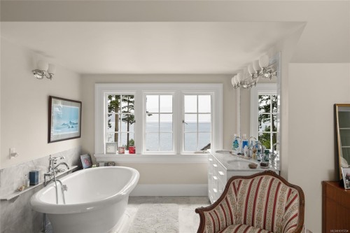 605 Senanus Dr, Central Saanich, BC 