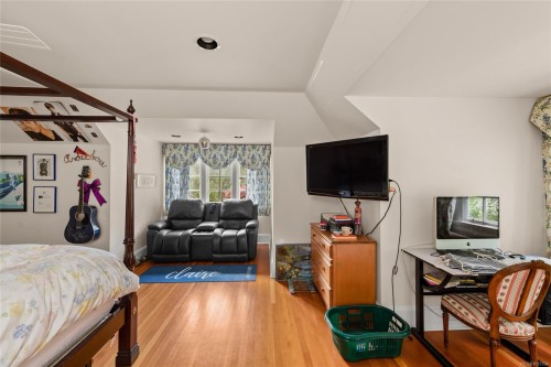 605 Senanus Dr, Central Saanich, BC 