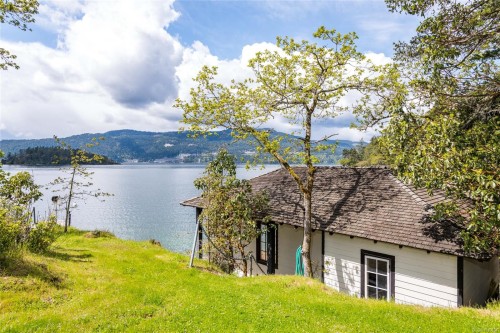 605 Senanus Dr, Central Saanich, BC 