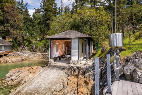 605 Senanus Dr, Central Saanich, BC 