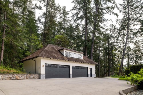 605 Senanus Dr, Central Saanich, BC 