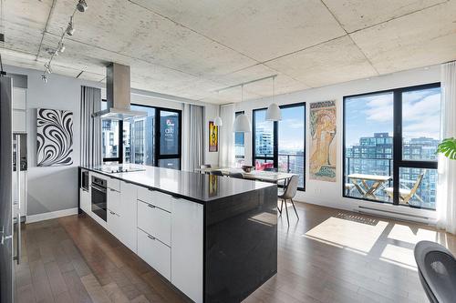 Façade - 1702-195 Rue Peel, Montréal (Le Sud-Ouest), QC - Indoor Photo Showing Kitchen