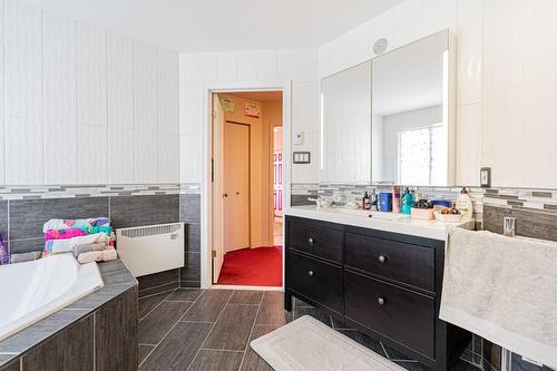 Salle de bains - 3940 Rue Ovide, Brossard, QC - Indoor Photo Showing Bathroom