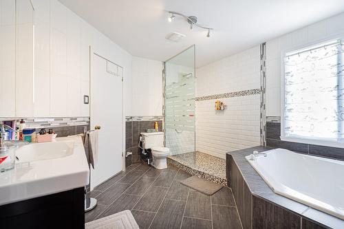 Salle de bains - 3940 Rue Ovide, Brossard, QC - Indoor Photo Showing Bathroom
