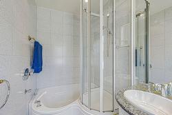 Salle de bains attenante à la CCP - 