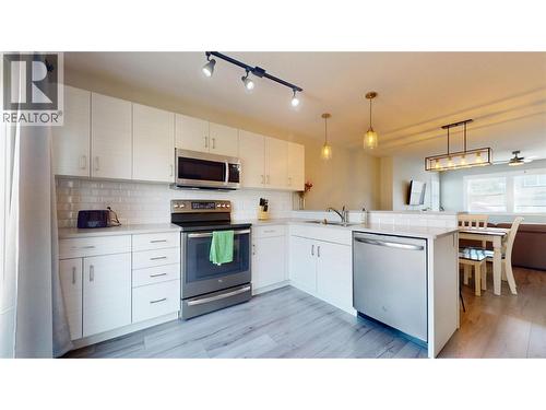 1840 Kelowna Crescent Unit# 22, Cranbrook, BC - Indoor Photo Showing Kitchen With Stainless Steel Kitchen