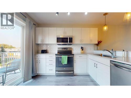 1840 Kelowna Crescent Unit# 22, Cranbrook, BC - Indoor Photo Showing Kitchen With Stainless Steel Kitchen