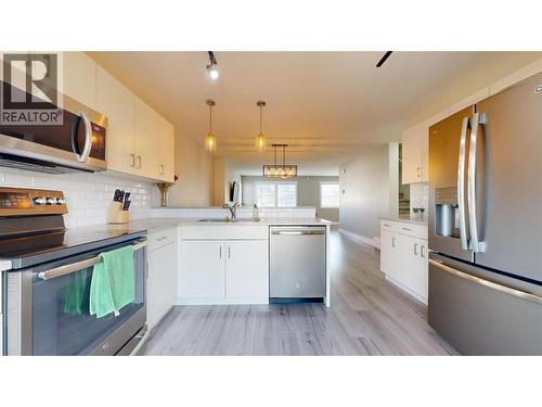 1840 Kelowna Crescent Unit# 22, Cranbrook, BC - Indoor Photo Showing Kitchen With Stainless Steel Kitchen