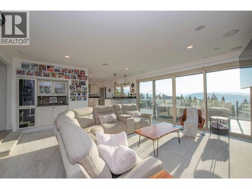 702 Cypress Drive, Coldstream, BC - Indoor Photo Showing Living Room