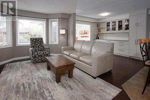 293 Huck Crescent, Kitchener, ON - Indoor Photo Showing Living Room