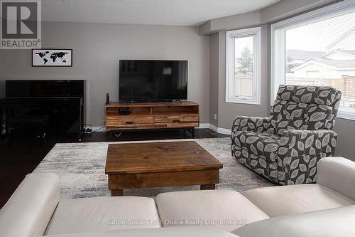293 Huck Crescent, Kitchener, ON - Indoor Photo Showing Living Room