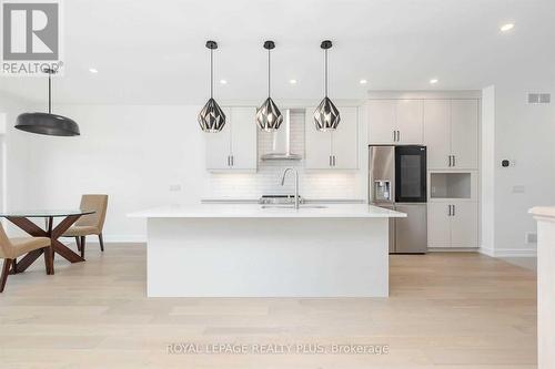 7214 Parsa Street, Niagara Falls, ON - Indoor Photo Showing Kitchen With Upgraded Kitchen