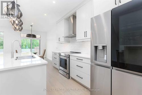 7214 Parsa Street, Niagara Falls, ON - Indoor Photo Showing Kitchen With Upgraded Kitchen