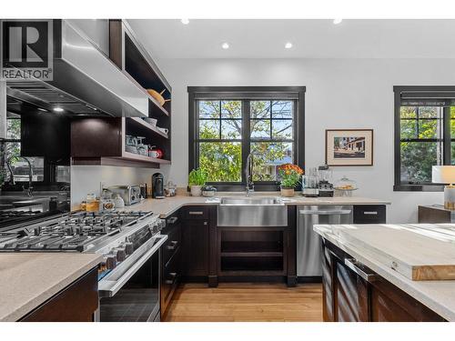 2693 Gore Street, Kelowna, BC - Indoor Photo Showing Kitchen