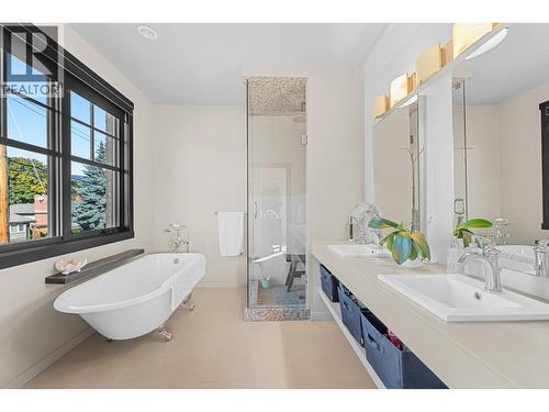 2693 Gore Street, Kelowna, BC - Indoor Photo Showing Bathroom