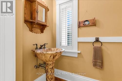 15 Trafalgar Street, St. Catharines (Downtown), ON - Indoor Photo Showing Bathroom