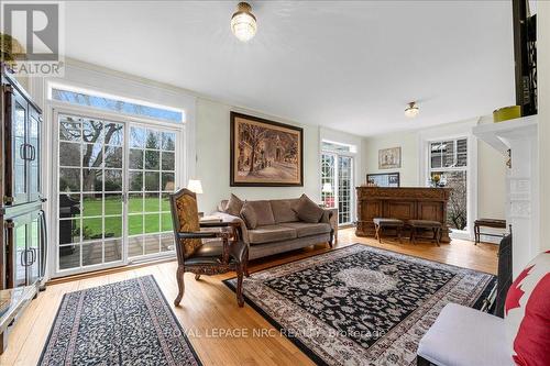 15 Trafalgar Street, St. Catharines (Downtown), ON - Indoor Photo Showing Living Room