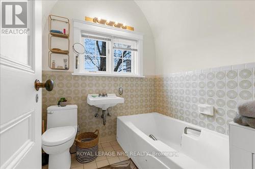 15 Trafalgar Street, St. Catharines (Downtown), ON - Indoor Photo Showing Bathroom