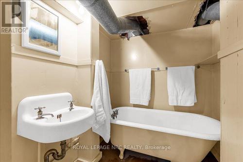 15 Trafalgar Street, St. Catharines (Downtown), ON - Indoor Photo Showing Bathroom