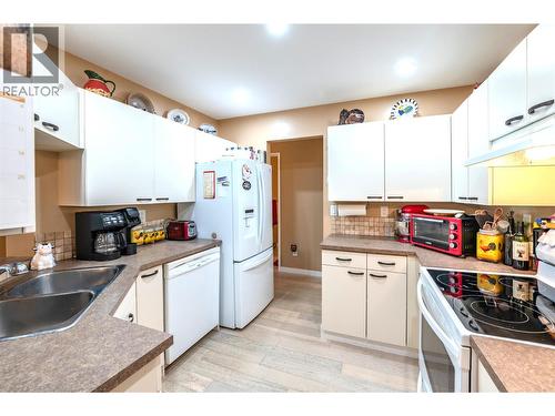 Kitchen - 337 Mckinney Road Unit# 104, Oliver, BC - Indoor Photo Showing Kitchen With Double Sink