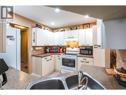 Kitchen - 337 Mckinney Road Unit# 104, Oliver, BC - Indoor Photo Showing Kitchen With Double Sink