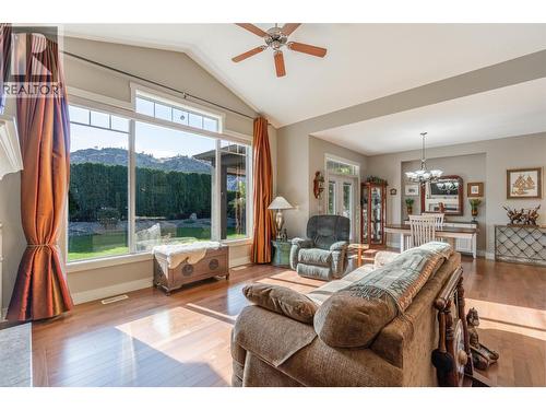 6833 Meadows Drive Unit# 28, Oliver, BC - Indoor Photo Showing Living Room