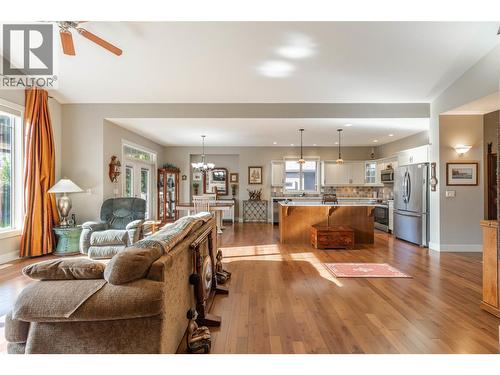 6833 Meadows Drive Unit# 28, Oliver, BC - Indoor Photo Showing Living Room