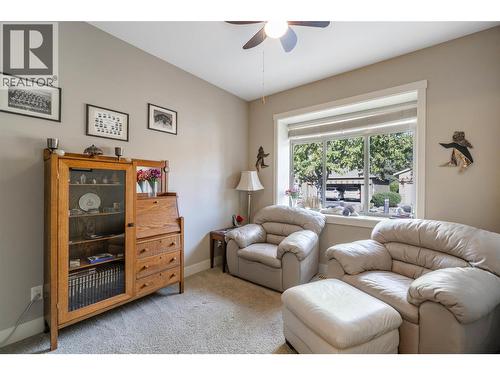6833 Meadows Drive Unit# 28, Oliver, BC - Indoor Photo Showing Living Room