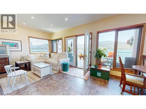 3935 Eagle Bay Rd. Road Unit# 1, Eagle Bay, BC - Indoor Photo Showing Living Room