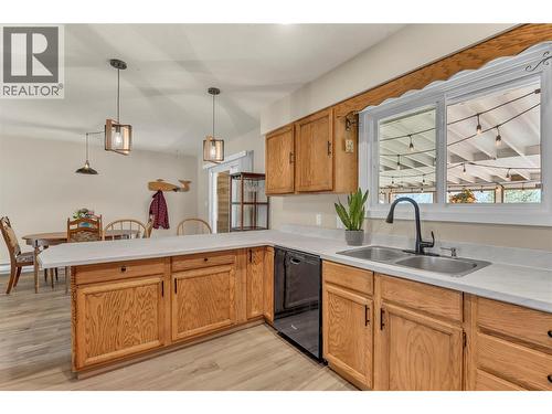 531 3Rd Avenue, Keremeos, BC - Indoor Photo Showing Kitchen With Double Sink