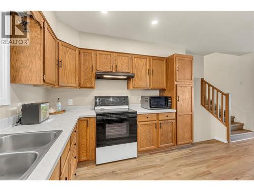 531 3Rd Avenue, Keremeos, BC - Indoor Photo Showing Kitchen With Double Sink