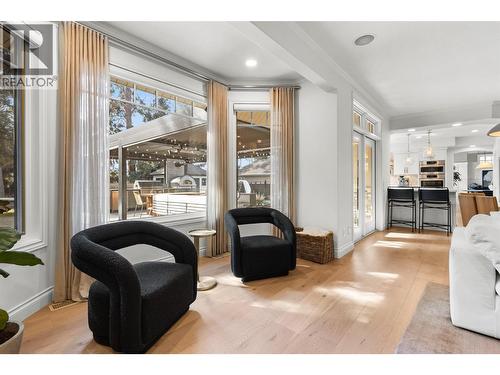 539 Metcalfe Avenue, Kelowna, BC - Indoor Photo Showing Living Room