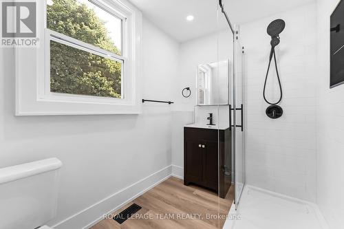 5 Gilchrist Avenue, Ottawa, ON - Indoor Photo Showing Bathroom
