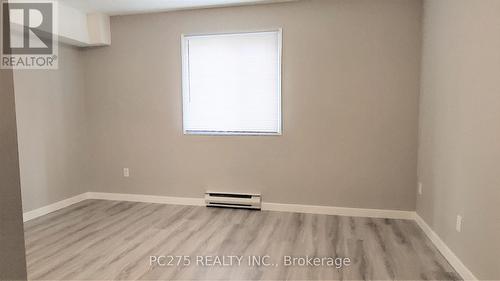 51 - 136 Conway Drive, London South (South X), ON - Indoor Photo Showing Other Room