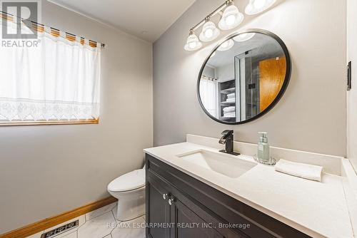 19 Glenhaven Court, Hamilton, ON - Indoor Photo Showing Bathroom